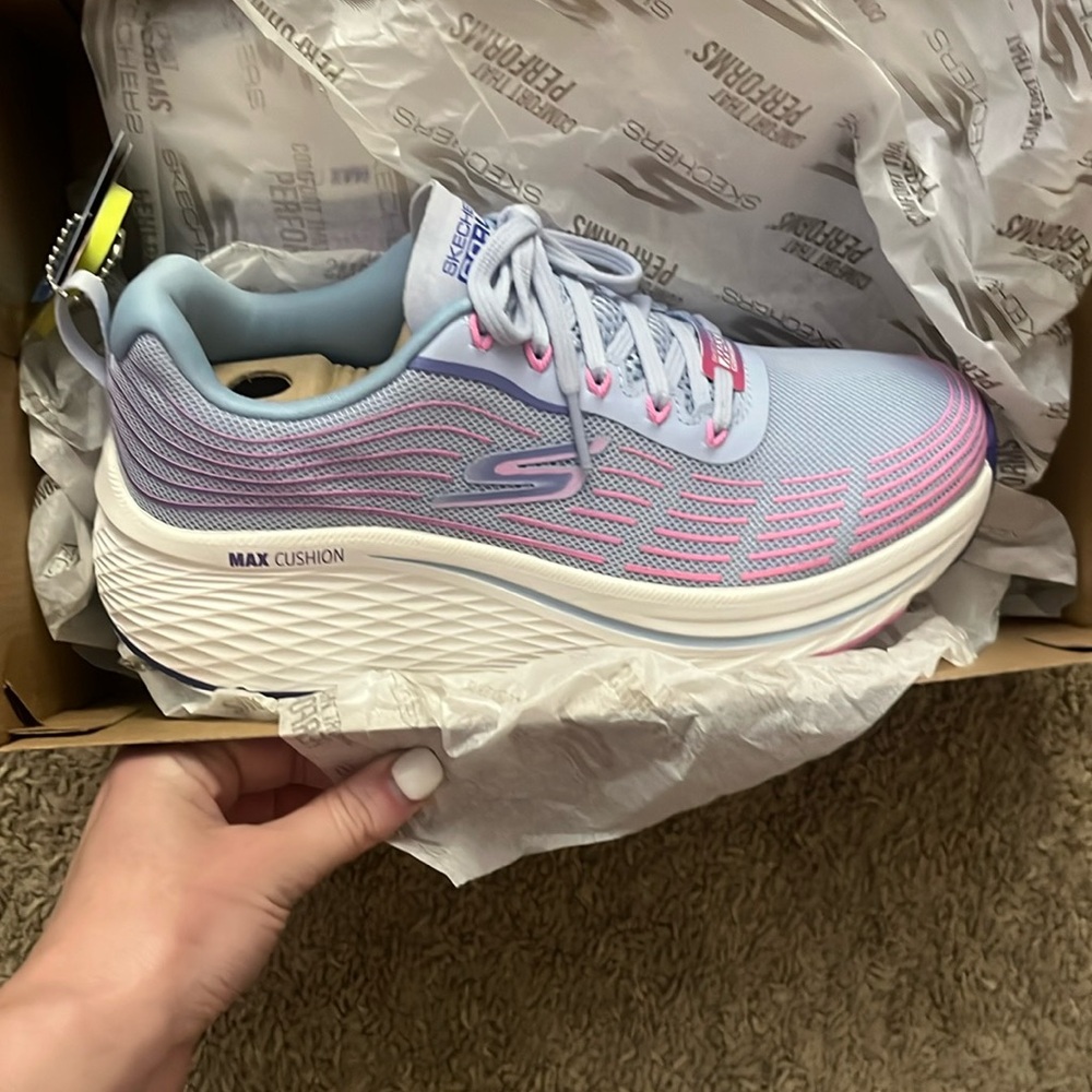 BNIB sketchers max cushioning sneakers